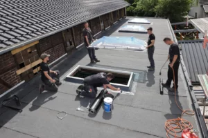 Mitarbeiter von Gude Bedachungen installieren Dachfenster