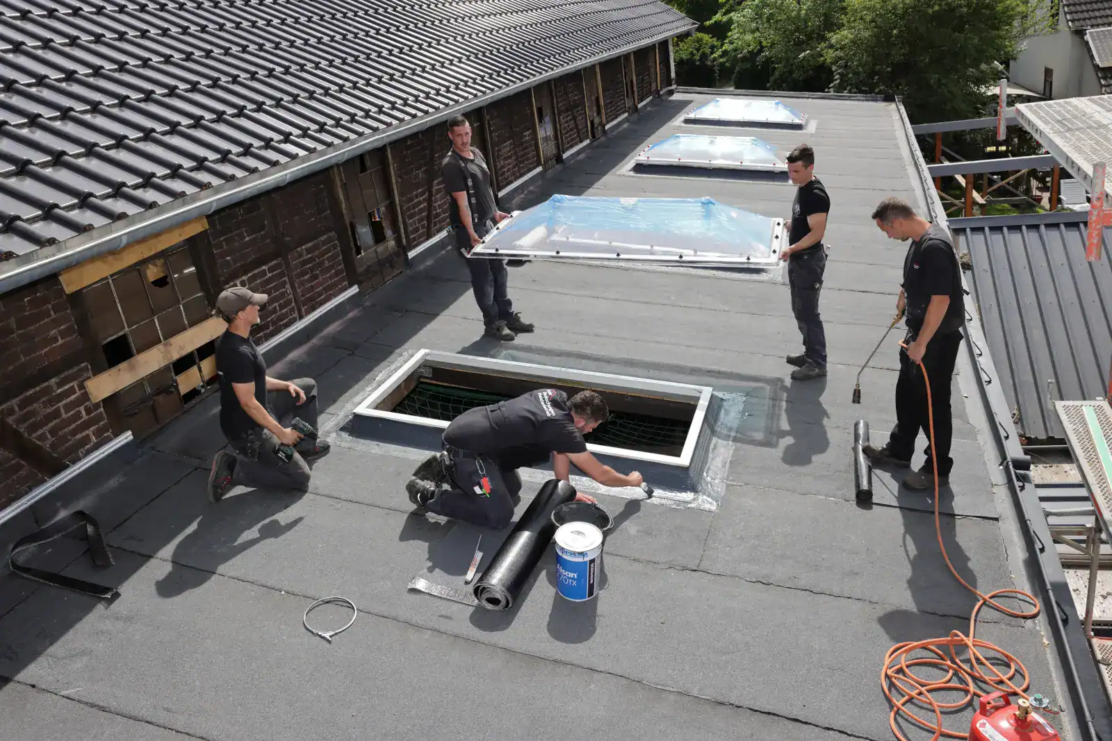 Mitarbeiter von Gude Bedachungen installieren Dachfenster.