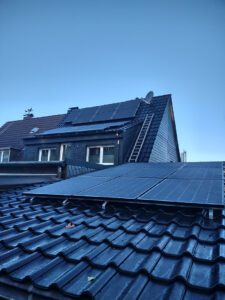 Montage von Solarmodulen auf dem Dach durch Gude Bedachungen