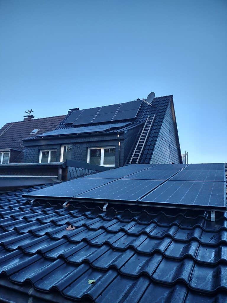 Montage von Solarmodulen auf dem Dach durch Gude Bedachungen.