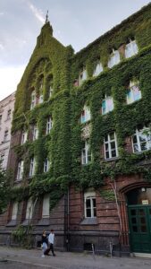 Begrünte Fassade von Gude Bedachungen.