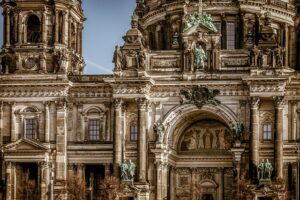 Historische Fassade mit kunstvollen Verzierungen