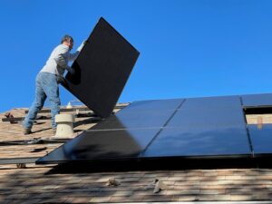Mann installiert ein Solardach