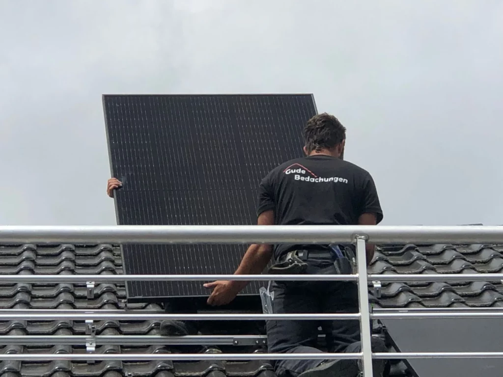 Gude Dachdecker installieren Solarpanels