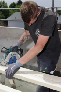 Gude mitarbeiter bereitet installation für velux vor