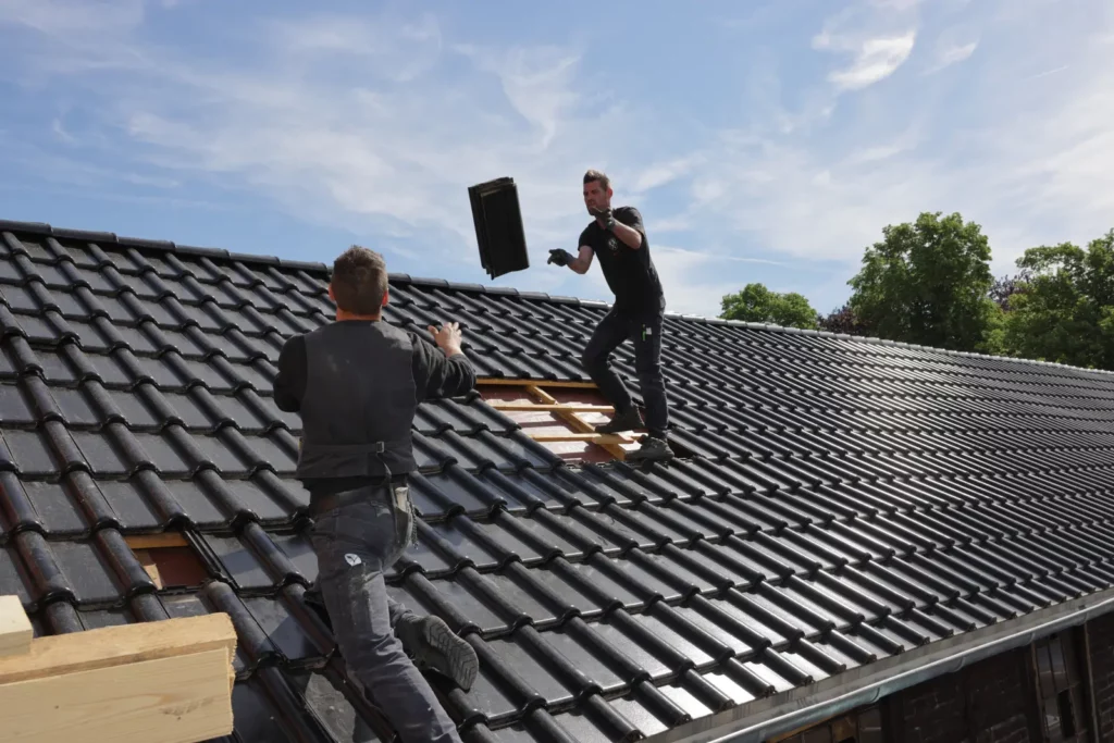 Professionelle Gude dachdecker reparieren ein dach