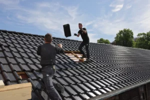 Professionelle Gude dachdecker reparieren ein dach