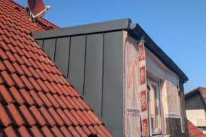 Dach wird für den Fenstereinbau geöffnet – Dämmung und Folie sichtbar.