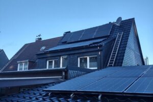 Frisch eingedecktes Satteldach mit hochwertiger Photovoltaiklösung.