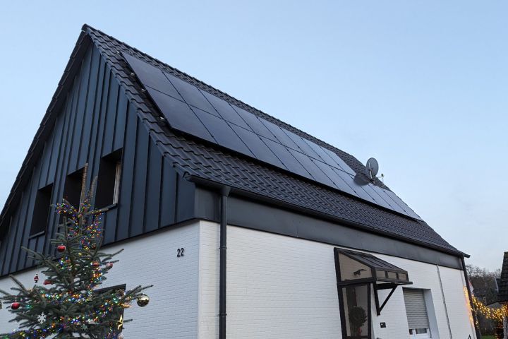Solaranlage auf einem modernen Einfamilienhaus installiert von Dachdecker Gude.