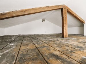 Dachgeschoss mit Schimmel durch Feuchtigkeit
